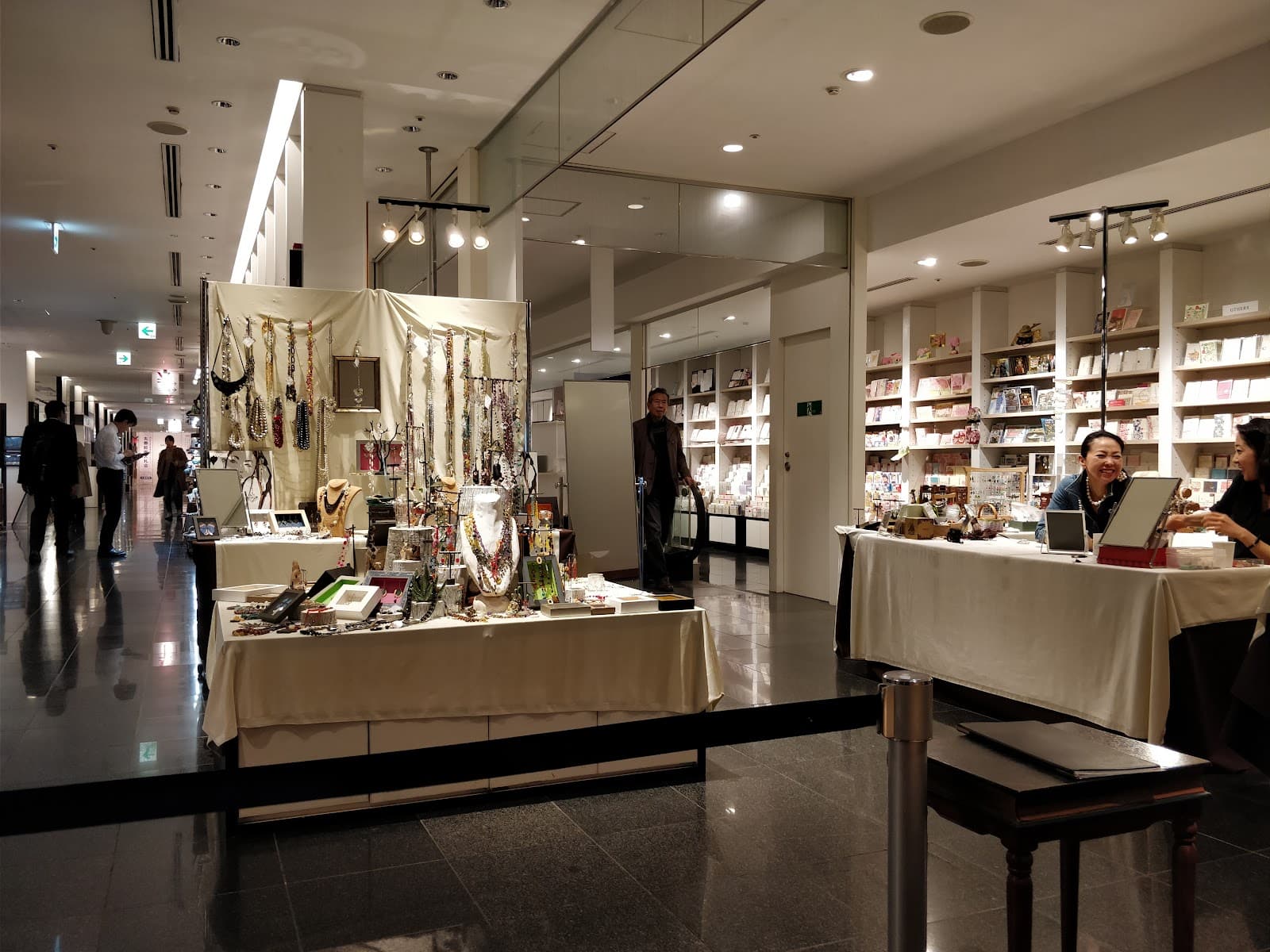 Maruzen Marunouchi — photo 2
